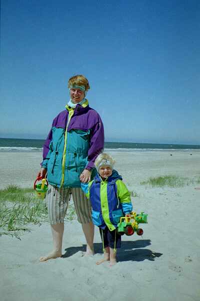 Mama und Sohn am Strand