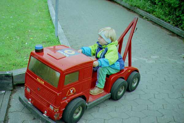 Chrissie macht den F&uuml;hrerschein im Feuerwehrauto