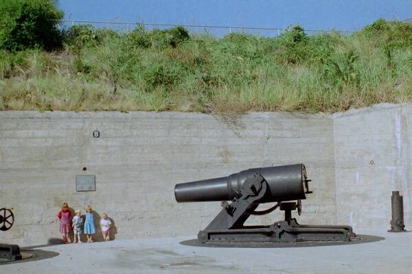 Fort de Sotot - Kanone auf 
Kinder