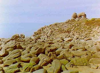 Carnac - Steine und eingefallener Bunker