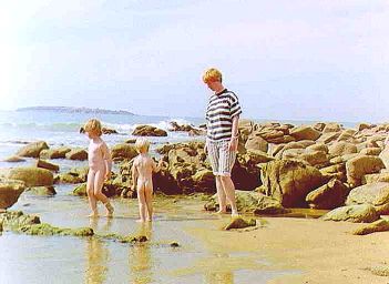 Kids und Mama beim Baden